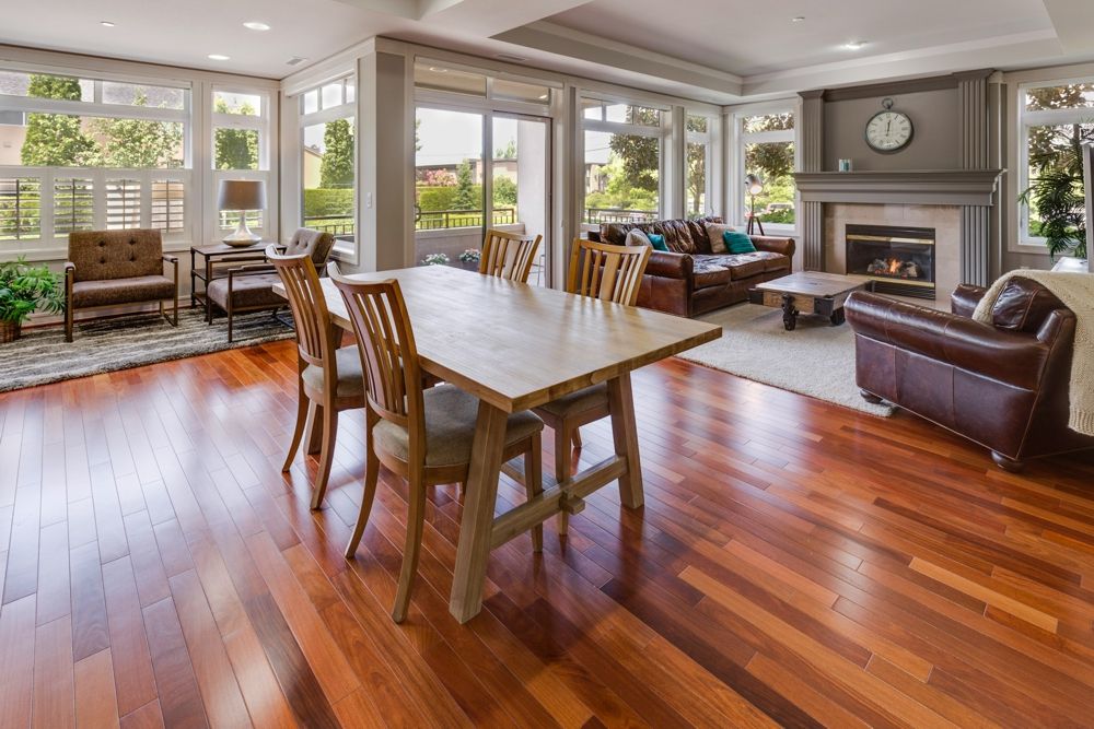 Montaje de suelos de madera y laminados